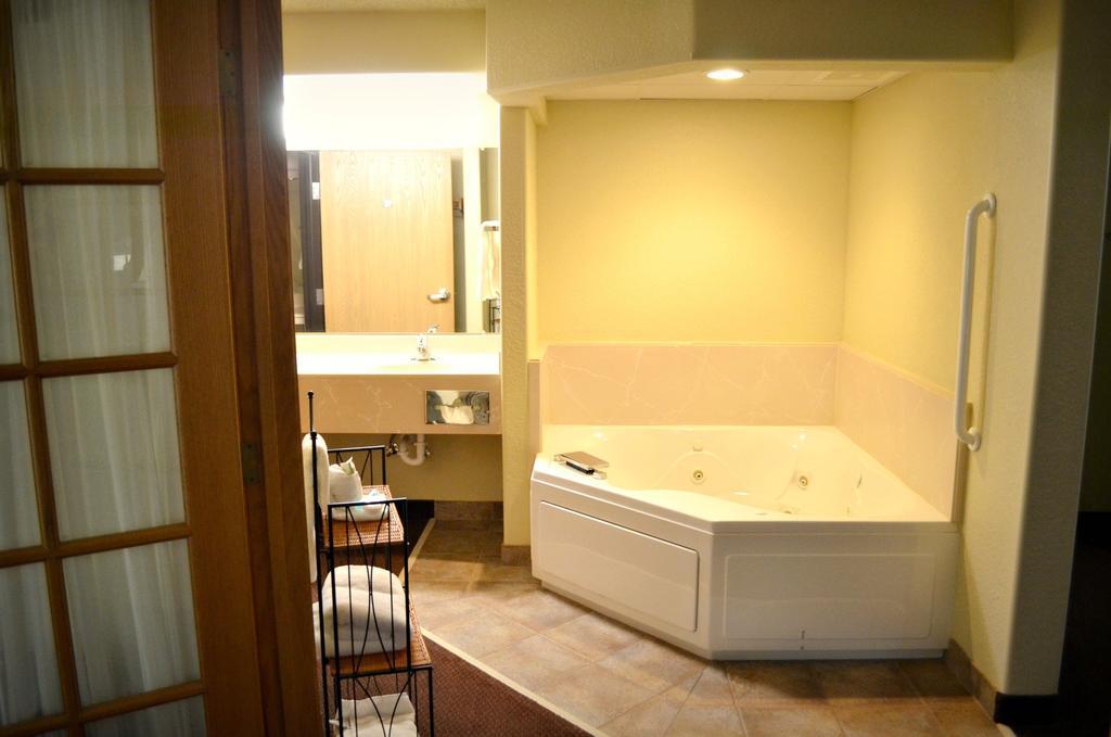 Fossil Creek Hotel & Suites Russell Kültér fotó