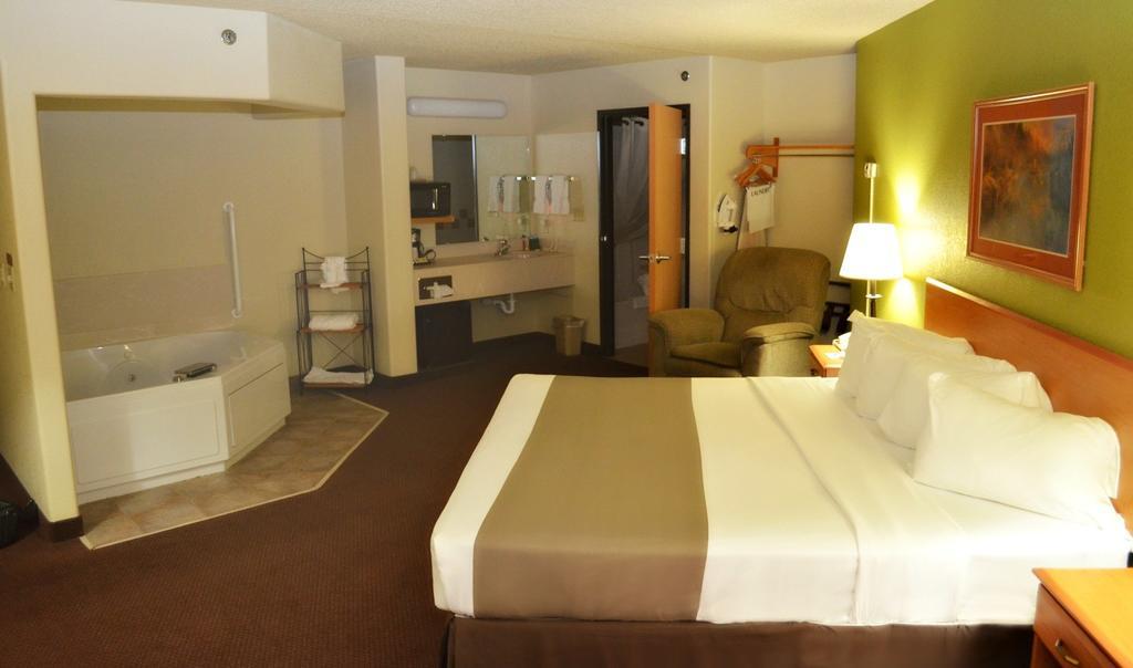 Fossil Creek Hotel & Suites Russell Kültér fotó
