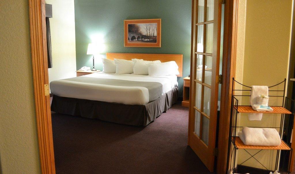 Fossil Creek Hotel & Suites Russell Kültér fotó